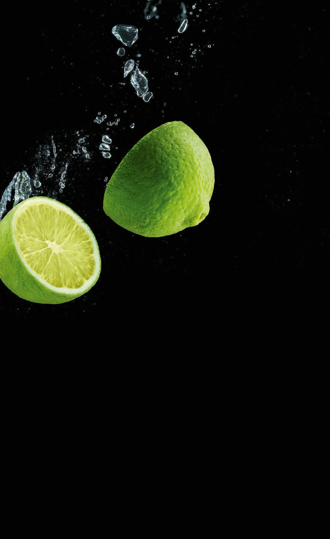 Citrons verts en pleine découpe