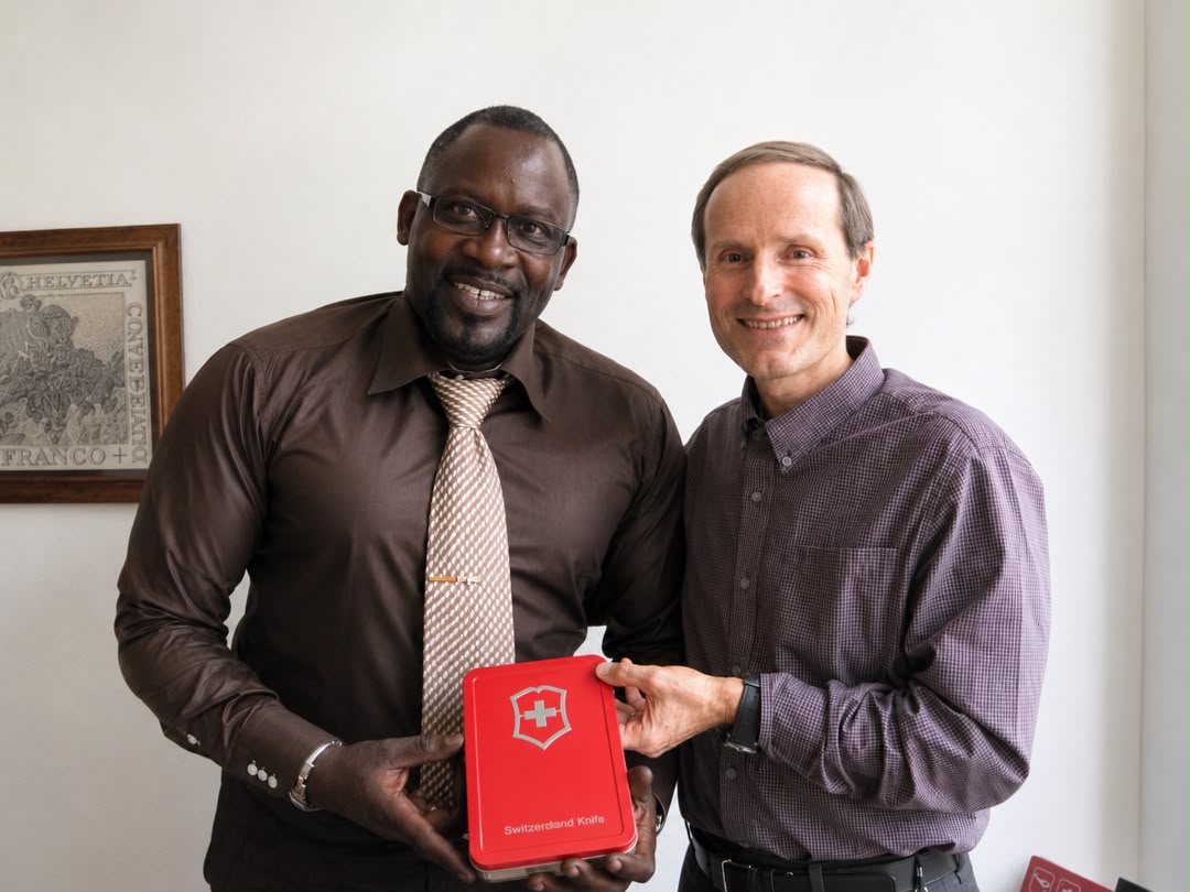 Karl Estner, héritier de la famille fondatrice de Victorinox, et M. Ababacar Ngom, représentant de la marque Victorinox au Sénégal