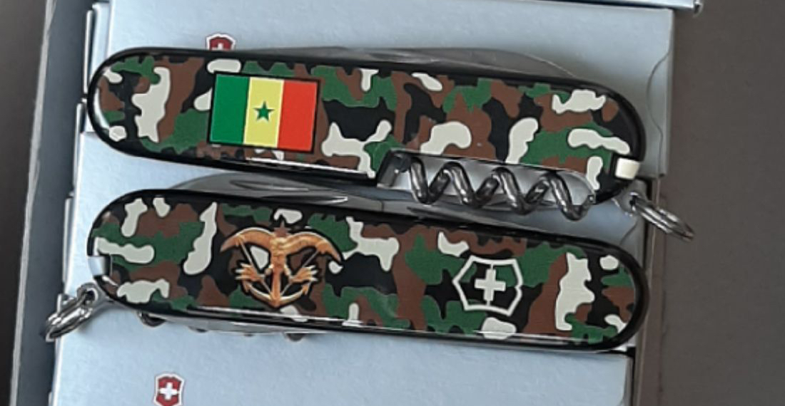 Deux compagnons Victorinox camouflage, avec le drapeau sénégalais et leurs emblèmes visibles